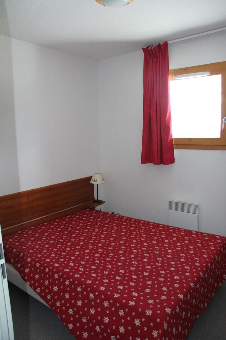 Le lit dans la chambre de notre appartement à Superdévoluy
