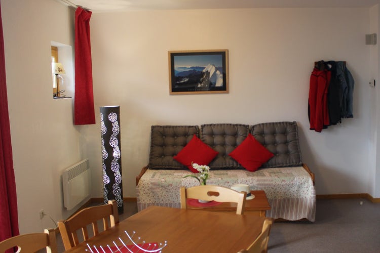 Le séjour avec le canapé convertible 2 places de notre appartement à Superdévoluy