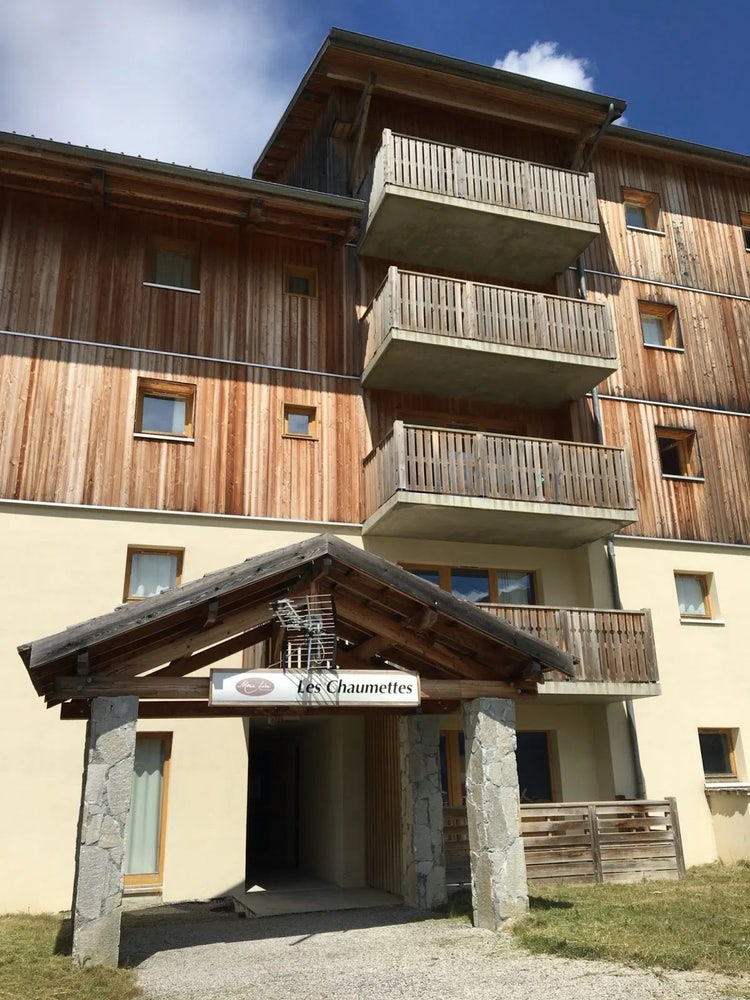 L'entrée de l'immeuble Les Chaumettes